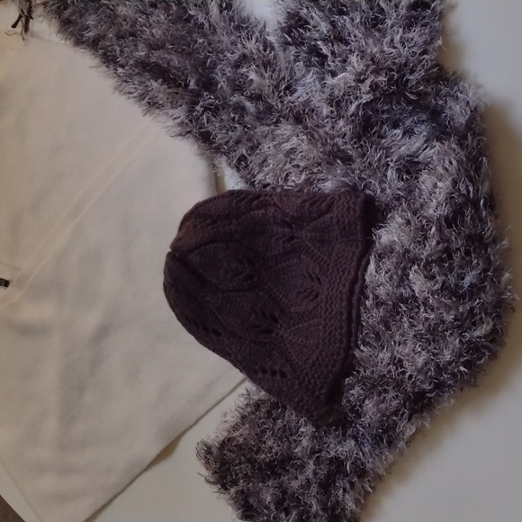 Winter Scarf and Hat Bundle of Three One Size - Picture 2 of 7